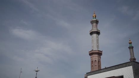 Una-De-Las-Mezquitas-Interesantes-Para-Visitar-En-La-Ciudad-De-Cirebon-Es-La-Gran-Mezquita-De-Taqwa-Con-Una-Lujosa-Arquitectura-Del-Medio-Oriente-Con-Una-Encantadora-Torre.