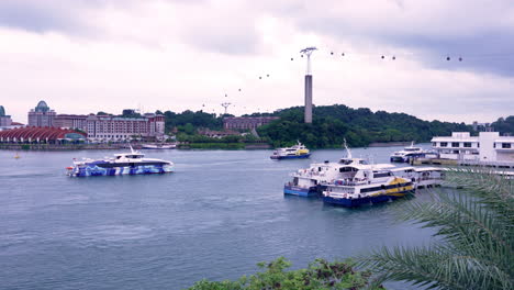 Buques-De-Pasajeros-Que-Navegan-Frente-A-La-Isla-Sentosa-En-Singapur