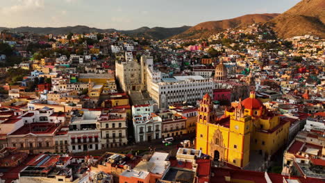 Vista-Aérea-Hacia-El-Edificio-De-La-Universidad-De-Guanajuato,-Tarde-Soleada-En-México.