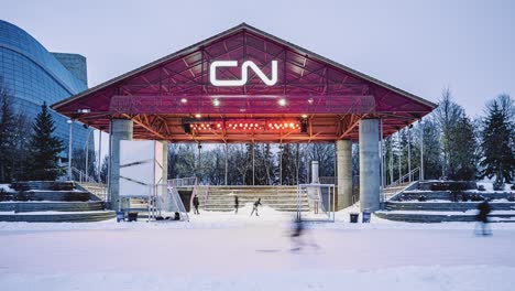 Gente-Jugando-Hockey-Patinando-En-Varias-Pistas-De-Patinaje-Al-Aire-Libre-En-El-Mercado-De-Horquillas-Museo-Canadiense-De-Derechos-Humanos-Edificio-CN-En-El-Centro-De-Winnipeg,-Manitoba,-Canadá