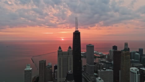 Luftaufnahme-Rückwärts-über-Die-Skyline-Von-Streeterville,-Wunderschöner-Sonnenaufgang-In-Chicago
