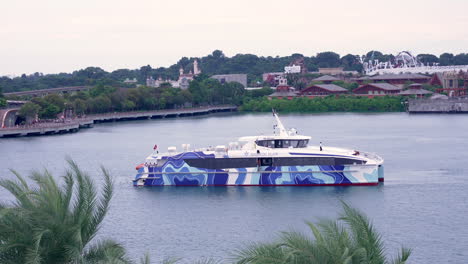 Ein-Passagierschiff,-Das-Vor-Der-Insel-Sentosa-In-Singapur-Fährt