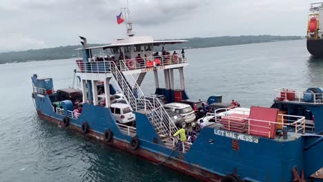 Un-Barco-Que-Transporta-Vehículos-Y-Pasajeros-Navega-Por-El-Mar-Para-Cruzar-A-Una-Isla-Cercana-Llamada-Jardín