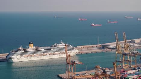Impresionantes-Imágenes-Del-Crucero-Costa-Concordia:-Majestuosamente-Anclado-Cerca-Del-Bullicioso-Puerto-De-Carga-De-Barcelona