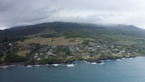 Weitwinkelschwenk-Luftaufnahme-Der-Stadt-Hana-Entlang-Der-Hana-Bucht-An-Den-Hängen-Des-Haleakala-In-Maui,-Hawaii