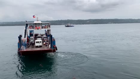 Un-Barco-Que-Transporta-Vehículos-Y-Pasajeros-Navega-En-Mar-Abierto-3