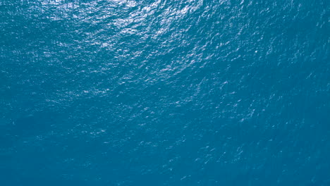 Luftaufnahme-Des-Blauen-Meeres-Griechenlands-Mit-Direktem-Blick-Nach-Oben