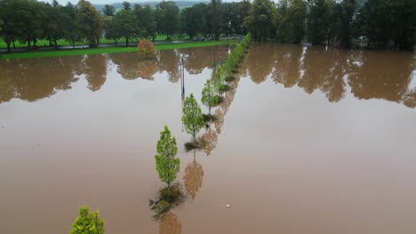 Pasarela-Sumergida-En-South-Inch-Park-En-Perth,-Escocia,-Durante-Las-Catastróficas-Inundaciones-Del-8
