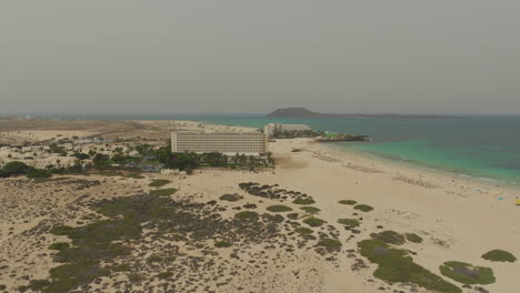 Strand-Von-Corralejo,-Fuerteventura:-Den-Zauber-Von-Corralejo-Aus-Der-Luft-Erkunden:-Strand-Und-Dünen