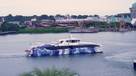 Un-Barco-De-Pasajeros-Navegando-Frente-A-La-Isla-Sentosa-En-Singapur.
