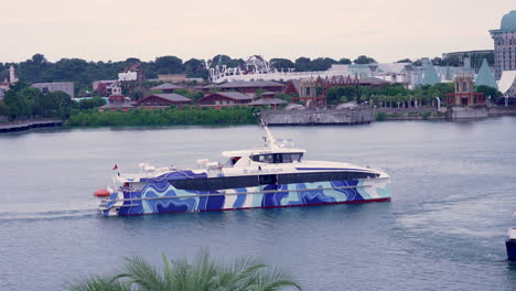 Ein-Passagierschiff,-Das-Vor-Der-Insel-Sentosa-In-Singapur-Fährt