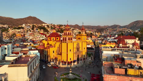 Aerial-view-ascending-in-front-of-the-Basilica-of-Guanajuato,-sunset-in-Mexico