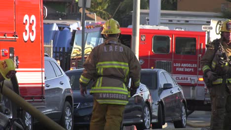 Feuerwehrleute-Sammeln-Ihre-Ausrüstung-Bei-Gebäudebrand