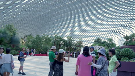 Zeitlupe-Von-Touristen,-Die-Gärten-An-Der-Bucht-In-Singapur-Besuchen