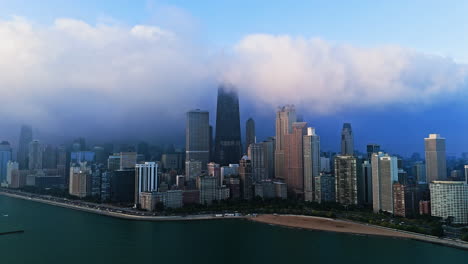 Luftaufnahme-Der-Skyline-Von-Streeterville,-Dramatische-Dunkle-Wolken-über-Chicago
