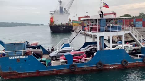 Un-Barco-Que-Transporta-Vehículos-Y-Pasajeros-Navega-Por-El-Mar-Para-Cruzar-A-Una-Isla-Cercana-Llamada-Jardín