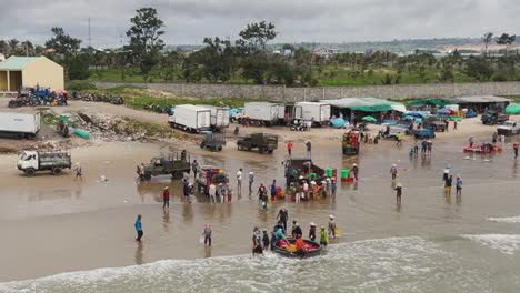 Personas-De-Una-Comunidad-Costera-Vietnamita-Trabajan-Juntas-Para-Transportar-Mariscos.