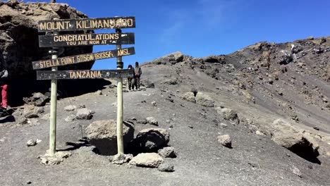 En-La-Cima-Del-Monte-Kilimanjaro-En-Tanzania,-África,-Con-Individuos-Al-Fondo