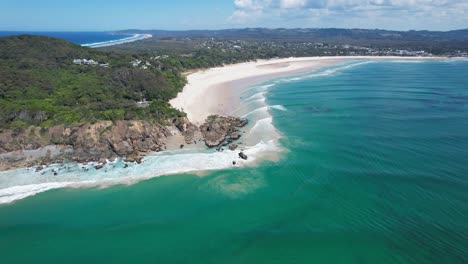 Vista-Panorámica-Sobre-La-Playa-De-Clarkes-En-Nueva-Gales-Del-Sur,-Australia---Disparo-De-Drone