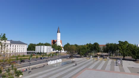 Plaza-Central-De-La-Ciudad-De-Siauliai,-Lituania.-Metraje-De-Lapso-De-Tiempo