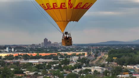 Gente-Disfrutando-Del-Festival-De-Globos-Aerostáticos-En-Albuquerque,-Nuevo-México