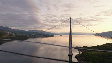 Puente-Colgante-De-Halogaland-Que-Atraviesa-Rombaksfjorden,-Narvik.-Drone-Al-Atardecer
