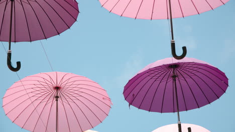 Viele-Bunte-Regenschirme-Hängen-An-Drähten-Als-Straßendekoration-Des-Gehweges-Des-Festivaltages