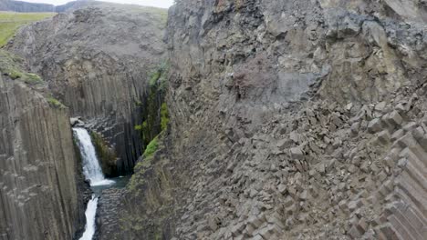 Gerade-Basaltsäulen-Am-Wasserfall-Litlanesfoss-In-Hengifossa-In-Fljotsdalur,-Ostisland