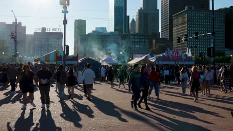 Touristen-Aus-Der-Ganzen-Welt-Versammeln-Sich-An-Einem-Heißen-Sommernachmittag-In-Der-Stadt-Chicago,-Um-Das-Köstliche-Essen-Zu-Genießen,-Das-Die-Verkäufer-Zur-Jahresmitte-Aus-Dem-Geschmack-Von-Chicago-Zubereiten