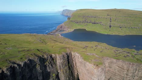 Dramatic-aerial-shot-of-Lake-Sorvagsvatn-by-sea-in-Faroe-islands,-establishing