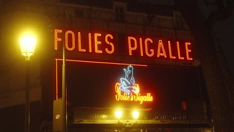 Folies-Pigalle-Ist-Ein-Berühmter-Kabarett--Und-Unterhaltungsort-In-Paris,-Frankreich