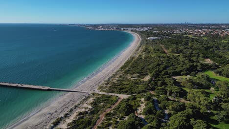 Luftdrohne,-Die-Sich-An-Einem-Sommertag-In-Perth,-Westaustralien,-Tagsüber-über-Den-Coogee-Beach-Jetty-Vorwärtsbewegt