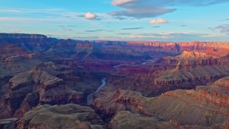 Luftaufnahme-Des-Grand-Canyon-Mit-Fluss-Vor-Blauem-Himmel-In-Arizona,-USA---Drohnenaufnahme