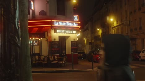 Das-Pulsierende-Nachtleben-Von-Paris,-Wo-Das-Hotel-Die-Ganze-Nacht-über-Dienstleistungen-Anbietet