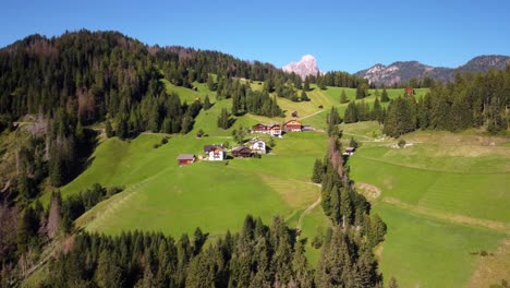 Panorama-De-Drones-De-Un-Pequeño-Asentamiento-En-Lo-Alto-De-Las-Montañas-Italianas