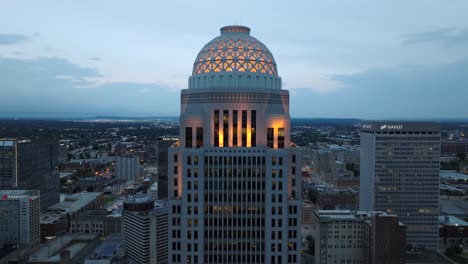 400-West-Market-Es-Un-Rascacielos-En-El-Centro-De-Louisville,-Kentucky