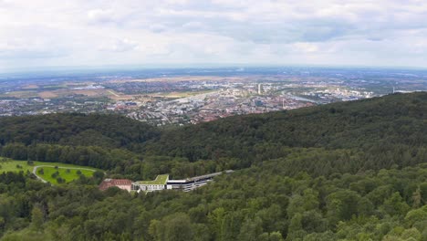 Drone-Volando-Hacia-Heidelberg,-Alemania,-Sobre-Instalaciones-De-Investigación