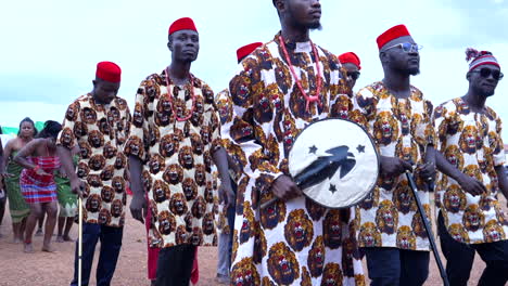 Bailarines-De-La-Tribu-Igbo-En-Un-Festival-En-Kubwa,-Nigeria---Cámara-Lenta