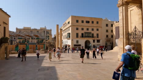 Toma-En-Cámara-Lenta-De-Gente-Caminando-Por-Las-Calles-De-La-Valeta,-Malta