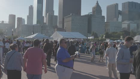 Touristen-Aus-Der-Ganzen-Welt-Versammeln-Sich-An-Einem-Heißen-Sommernachmittag-In-Der-Stadt-Chicago,-Um-Das-Köstliche-Essen-Zu-Genießen,-Das-Die-Verkäufer-Zur-Jahresmitte-Aus-Dem-Geschmack-Von-Chicago-Zubereiten