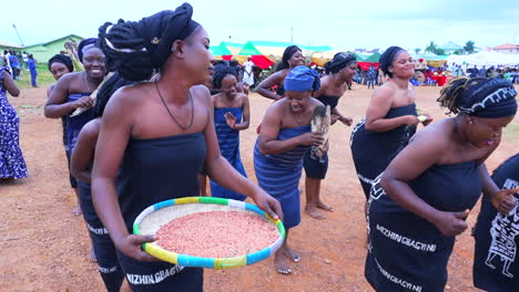 Bailarines-Tribales-Gbagyi-En-Un-Festival-Comunitario-En-Kubwa,-Nigeria---Cámara-Lenta