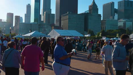 Touristen-Aus-Der-Ganzen-Welt-Versammeln-Sich-An-Einem-Heißen-Sommernachmittag-In-Der-Stadt-Chicago,-Um-Das-Köstliche-Essen-Zu-Genießen,-Das-Die-Verkäufer-Zur-Jahresmitte-Aus-Dem-Geschmack-Von-Chicago-Zubereiten