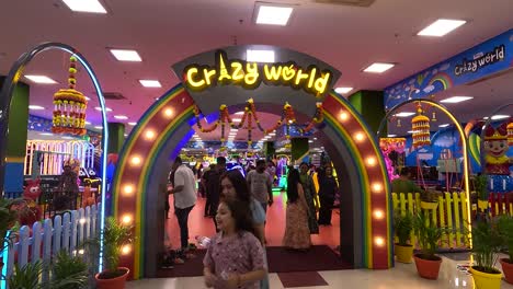 Kleine-Kinder-Vergnügen-Sich-In-Der-Crazy-World-Spielzone-Im-Super-Mall