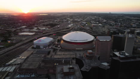 Luftaufnahme-Der-Annäherung-An-Den-Caesars-Superdome,-Sonniger-Abend-In-New-Orleans,-USA