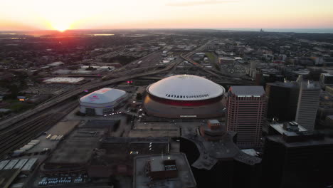 Vista-Aérea-Acercándose-Al-Superdomo-De-Césars,-Tarde-Soleada-En-Nueva-Orleans,-Estados-Unidos