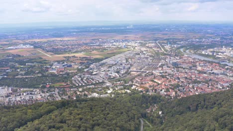 Drone-Volando-A-Través-Del-Bosque-Cerca-De-Heidelberg-Alemania