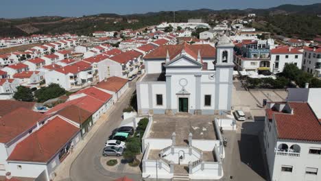Amplia-Vista-Volando-Sobre-La-Hermosa-Ciudad-Y-La-Iglesia-De-Aljezur-En-Portugal