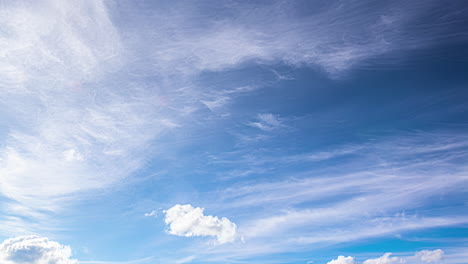 Zeitraffer-Eines-Dramatischen-Himmels-Mit-Wunderschönen-Weißen-Wolken-In-Allen-Formen