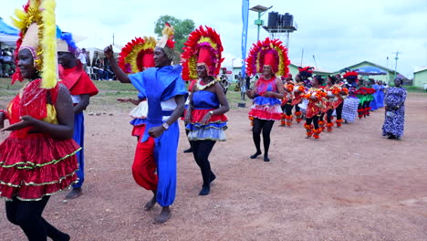 Desfile-De-Danza-Calabar-Vistiendo-Trajes-Tradicionales-De-La-Tribu-En-Kubwa,-Nigeria
