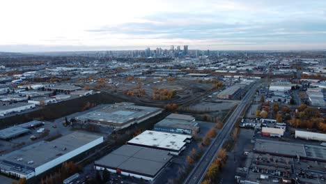Eine-Luftperspektive-Des-Blackfoot-RC-Park-Mit-Der-Skyline-Der-Innenstadt-Von-Calgary-Im-Hintergrund